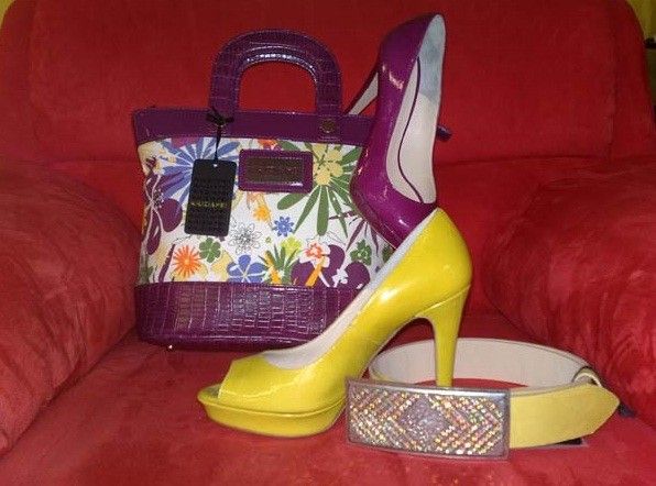 Abbinare le scarpe con la cinta e la borsa