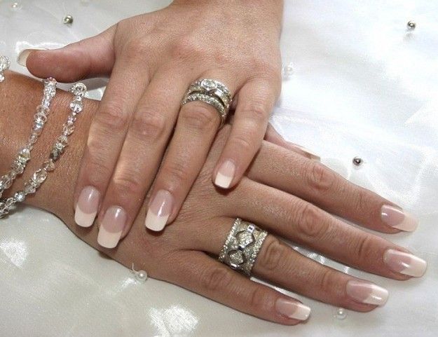 Elegante manicure da sposa con french