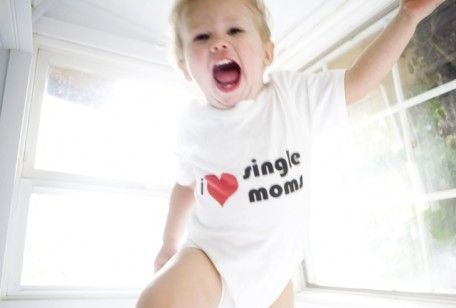 bambino con maglietta con scritta i love singles moms
