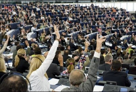 votazione per alzata di mano degli europarlamentari