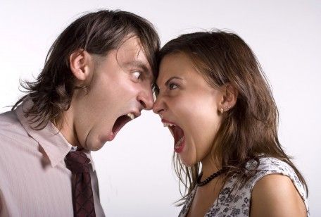 uomo e donna litigano