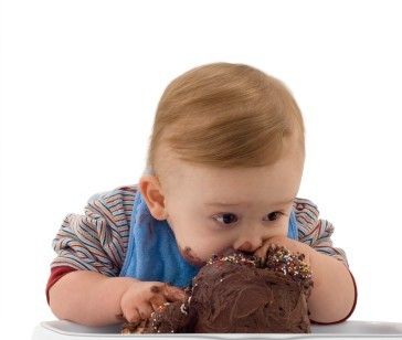 bambino mangia torta