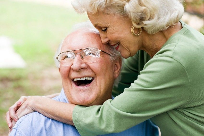 Anziani: più felici a 80 anni che a 20: lo dice la scienza - NanoPress ...