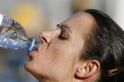 Donna che beve acqua