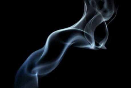 Come eliminare l’odore di fumo in casa