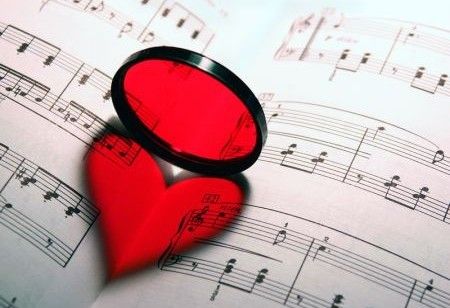 Frasi romantiche di canzoni: 100 frasi d'amore indimenticabili