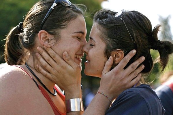 Cross kissing a Bari per dire no all'omofobia