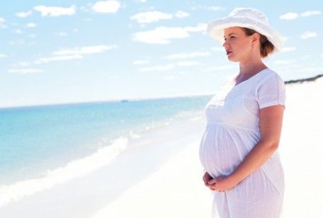 donna-incinta-sulla-spiaggia