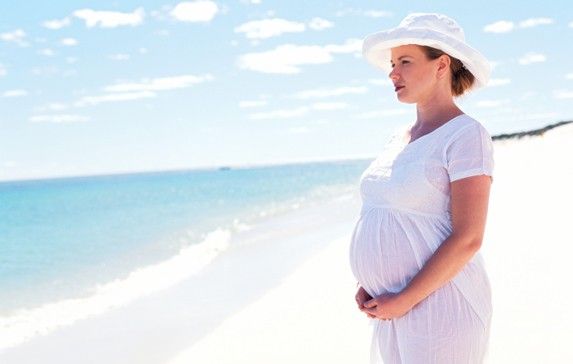 donna-incinta-sulla-spiaggia