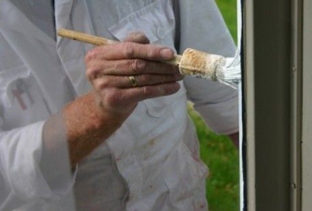 Come verniciare gli infissi in legno, tecnica e consigli