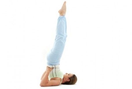 Sarvangasana: benefici della posizione yoga sulle spalle