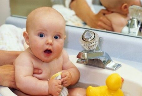 Quando e come fare il primo bagnetto al neonato