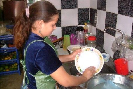 Lavare i piatti senza detersivo: idee ecologiche in cucina