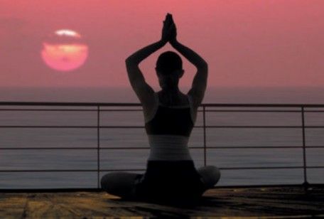 yoga le 12 posizioni base illustrate