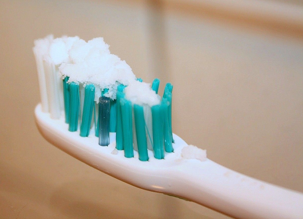 bicarbonato-per-pulirsi-i-denti