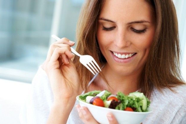Donna che mangia insalata