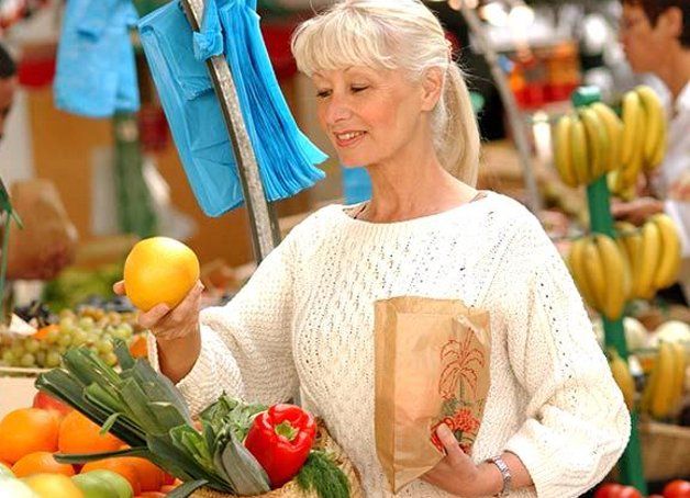 Signora acquista frutta al mercato