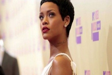 Taglio corto per Rihanna