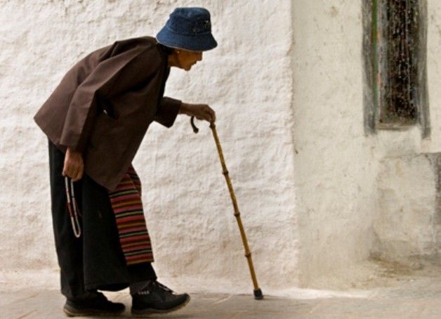 Donna anziana che camina