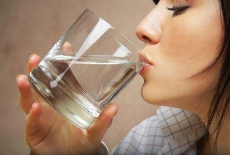 Bere acqua per dimagrire e perchè
