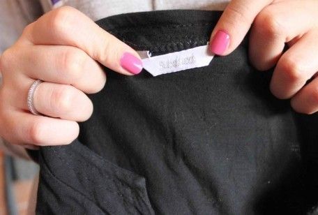 Macchie di deodorante sulle maglie nere: come eliminarle