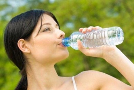 bere acqua contro la stitichezza