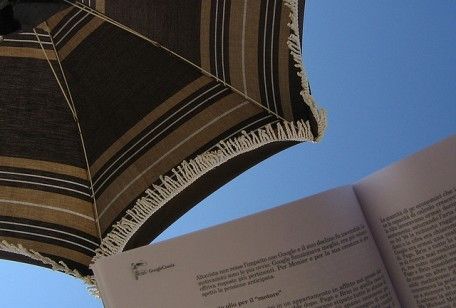 Come sedurre in spiaggia? Sorridere e leggere sotto l'ombrellone