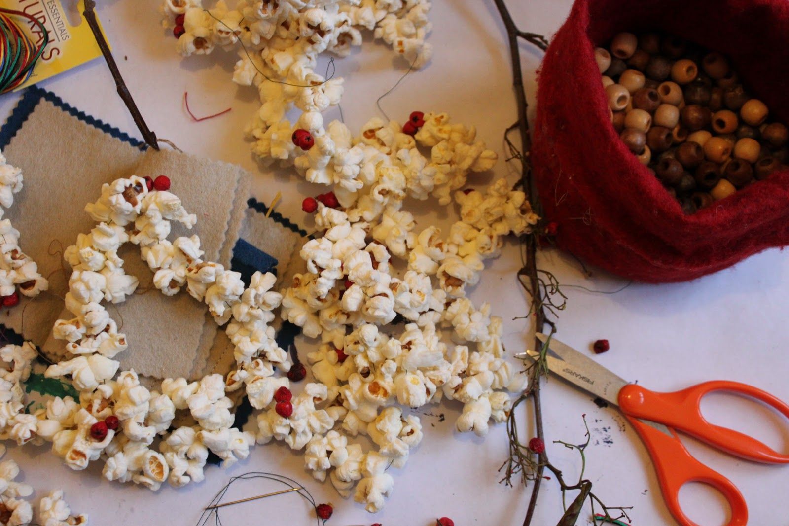 Lavoretti-Natale-decorazioni-popcorn