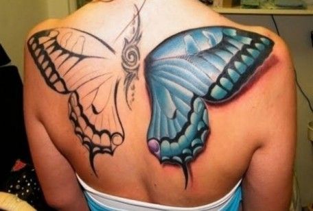 Maxi tatuaggio con farfalla sulla scapola