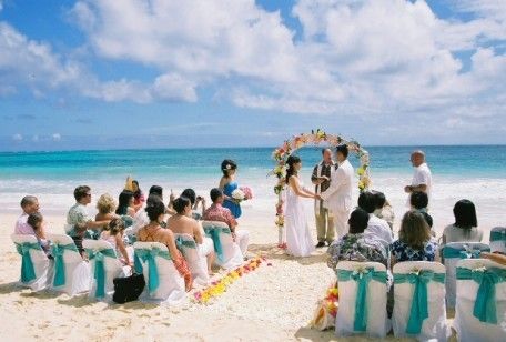 beach-wedding-party-picture-ideastbdress-blog-idyllic-beach-themed-wedding-reception-ideas-0irrls2g