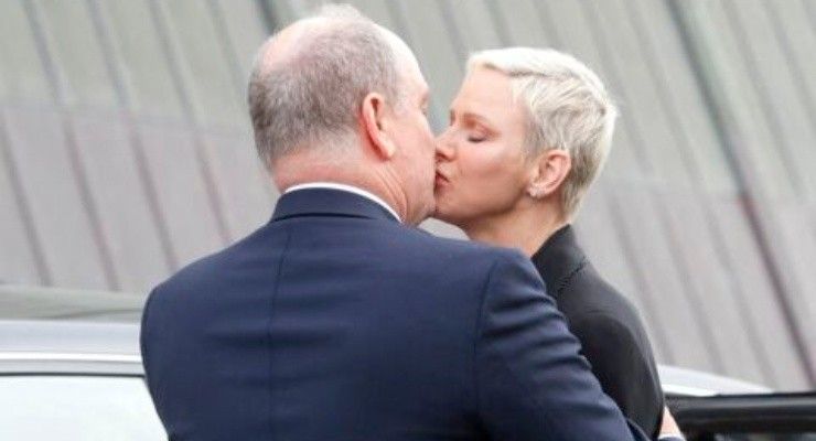 Alberto e Charlène di Monaco bacio