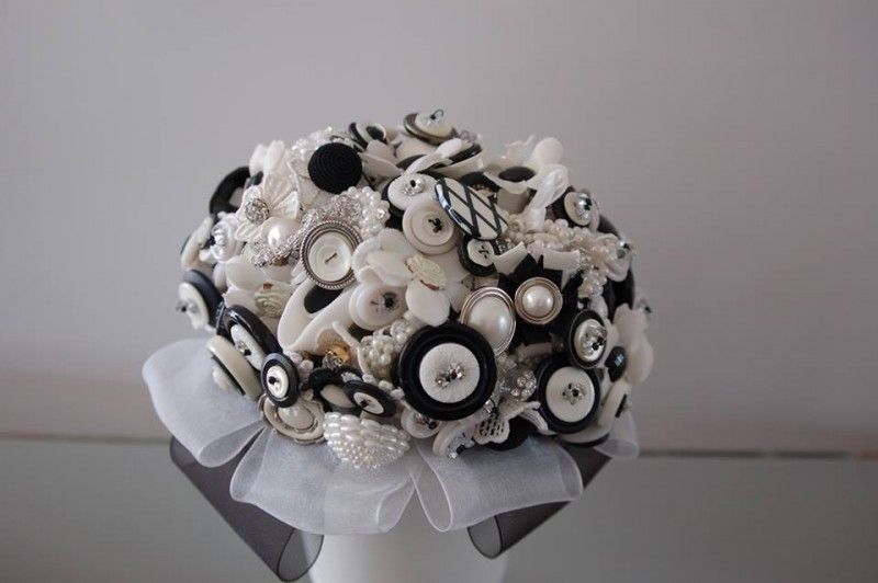 Bouquet di bottoni bianchi e neri