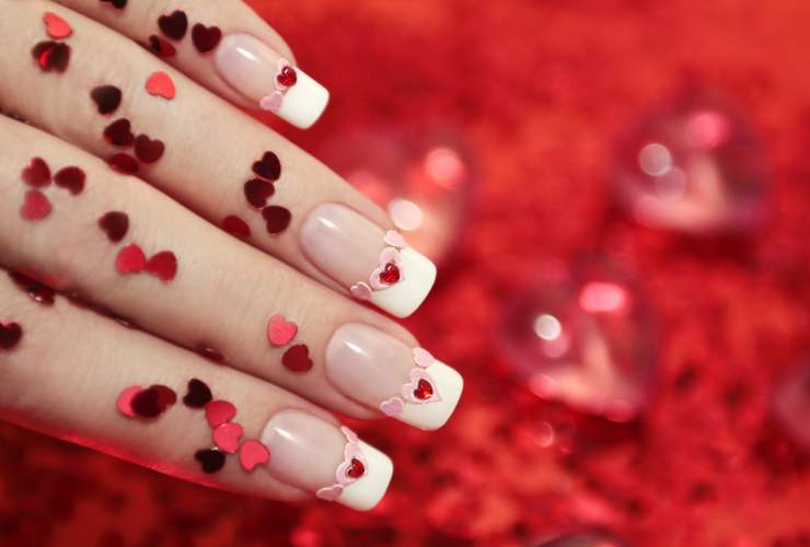 Manicure francese con applicazioni nail art a forma di cuore