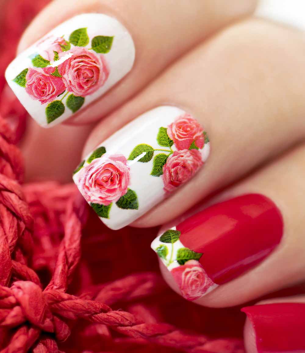 French manicure per San Valentino con rose rosse