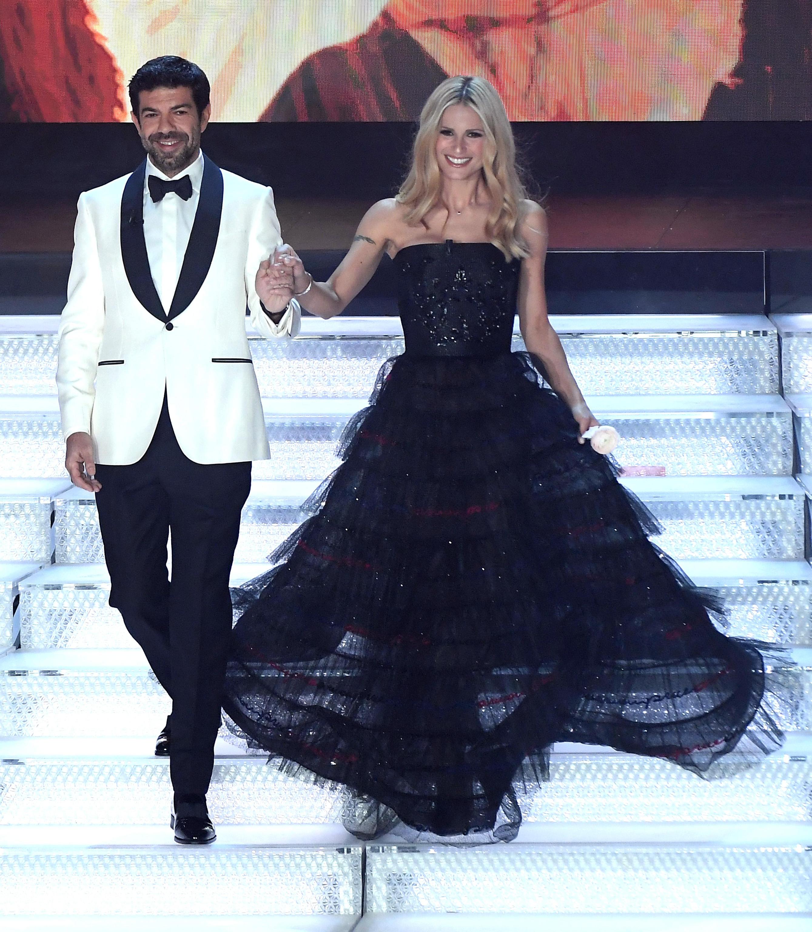 Il primo abito Armani Privè di Michelle Hunziker per la finale di Sanremo 2018