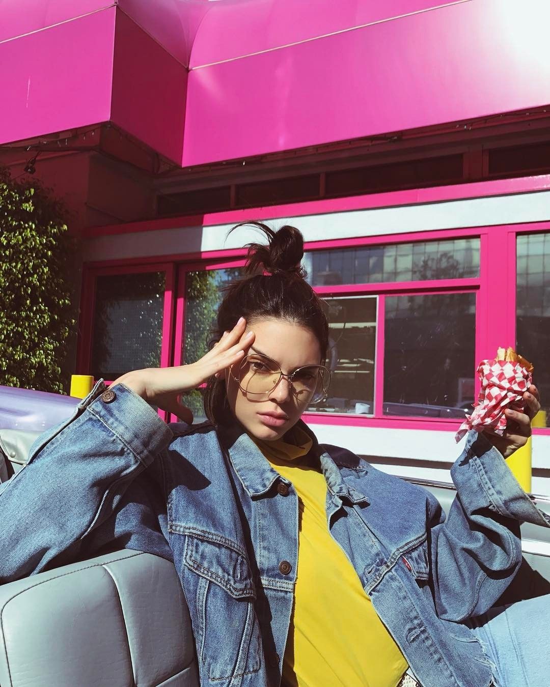 Kendall Jenner con giacca di jeans oversize ig