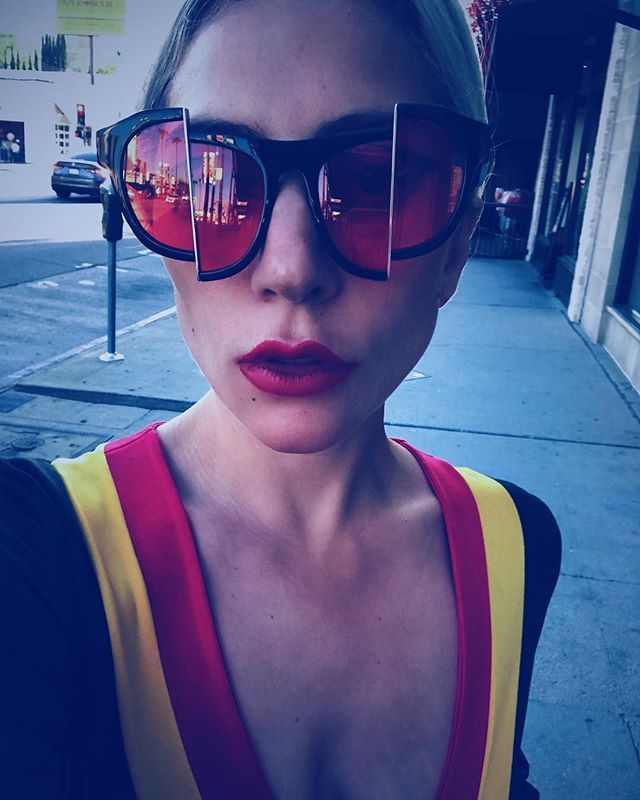 Lady Gaga con occhiali da sole Percy Lau 