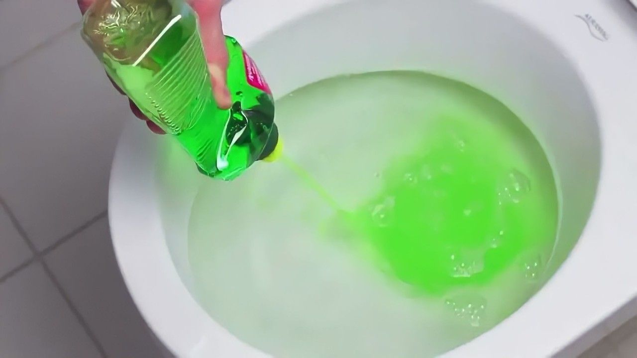 Du savon à vaisselle dans les toilettes