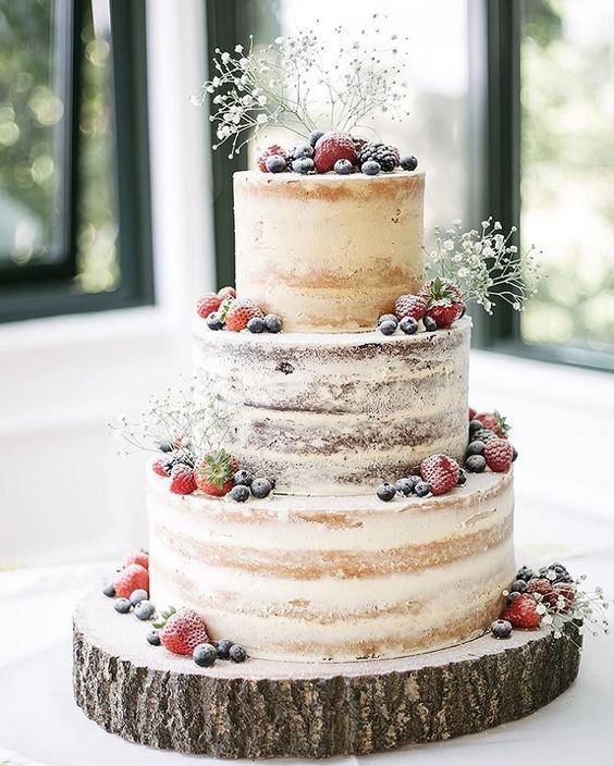 Torta naked cake senza copertura con fiori e frutta
