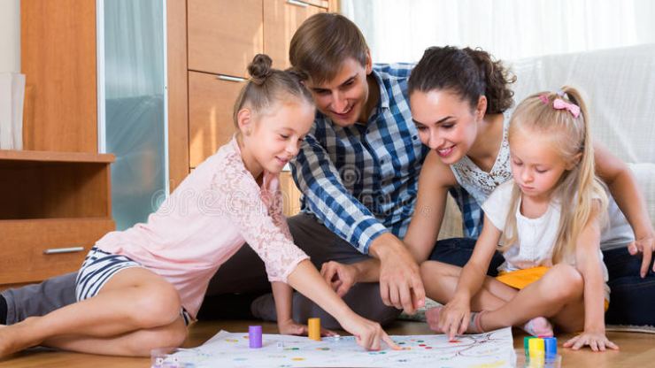 genitori che giocano con i figli 