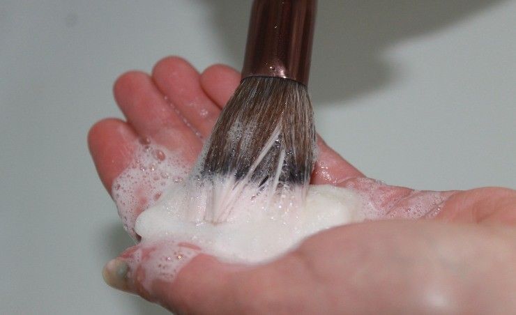 lavar las brochas de maquillaje con champú sólido