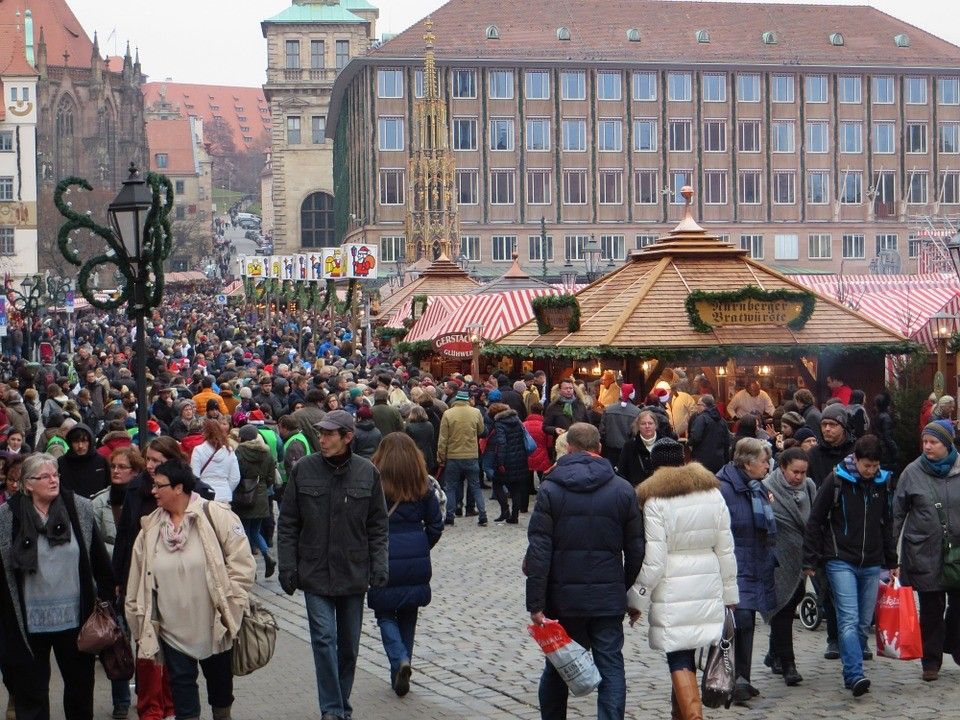 mercatini gente natale strade affollate