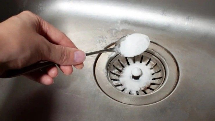 sturare il lavandino con bicarbonato, aceto e acqua bollente 