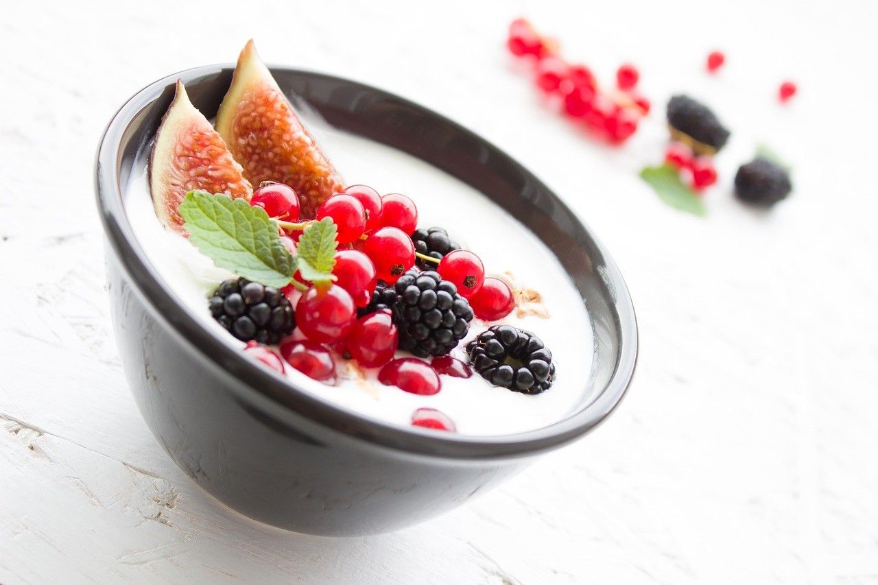yogurt e frutti di bosco spuntino proteico
